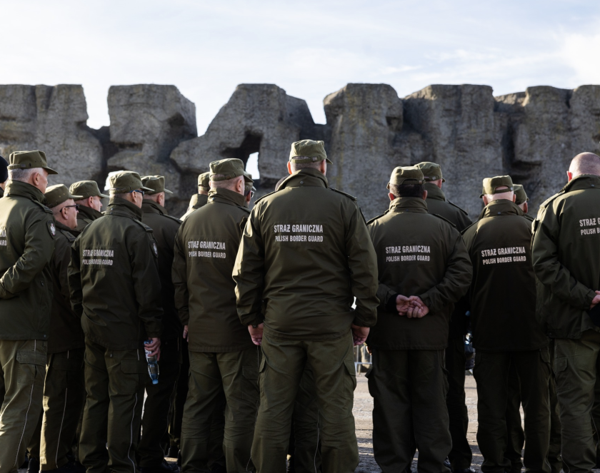 Grupa żołnierzy na tle Pomnika Bramy, napis na mundurze: Straż Graniczna 