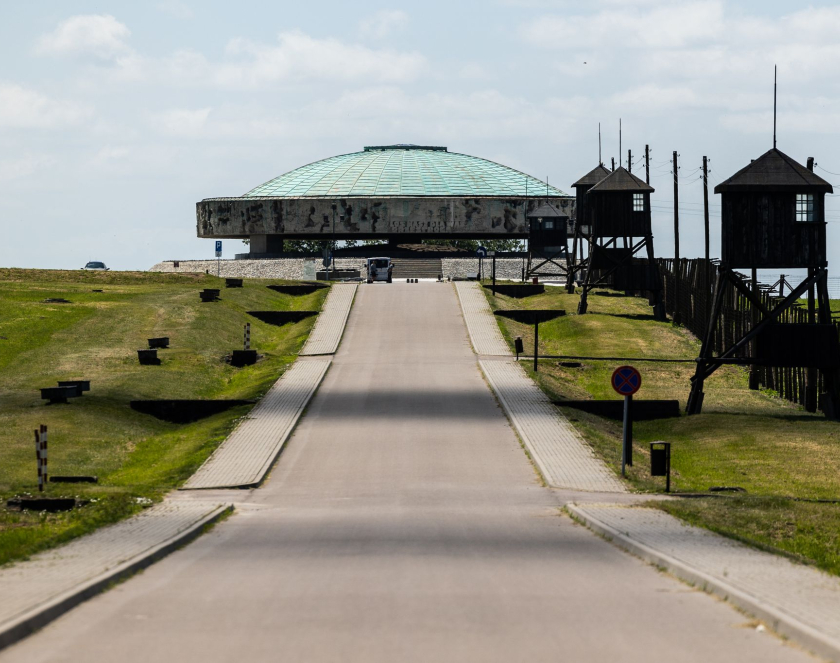 Pomnik Mauzoleum widziany od strony Drogi Hołdu i Pamięci 