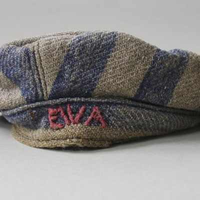 Czapka więźniarska z wyszytym napisem: EWA 