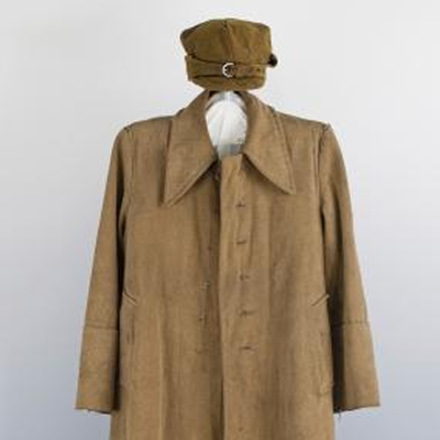 Mundur żołnierza, czapka z klamrą oraz długi płaszcz 