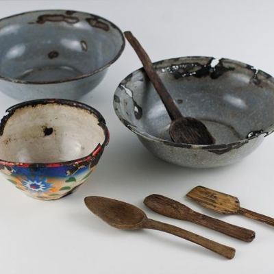 Trzy metalowe miski oraz drewniane sztućce