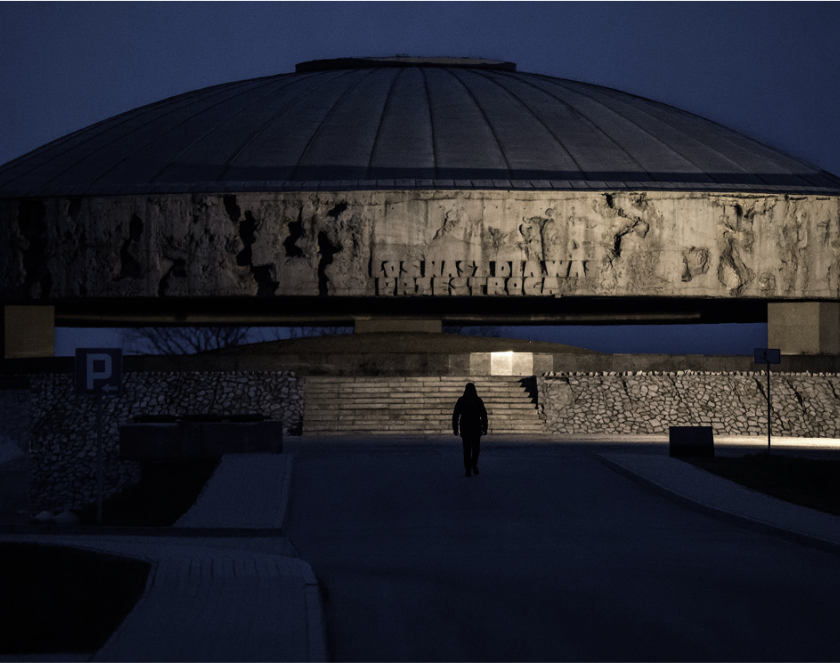 Zdjęcie wykonane nocą, podświetlony Pomnik - Mauzoleum, widoczna postać idąca w stronę schodów prowadzących na pomnik. 