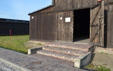 Wejście do baraku więźniarskiego, dwuprzęsłowa drewniane drzwi, otwarta jedna strona, betonowo kamienne schody