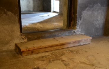 Wysoki próg i stopień pomiędzy dwoma pomieszczeniami