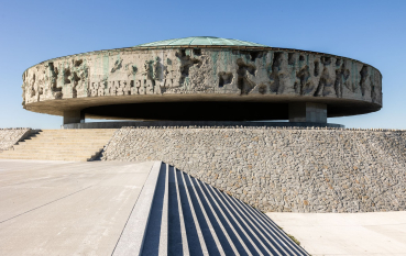 Pomnik-Mauzoleum i prowadzące do niego strome schody 