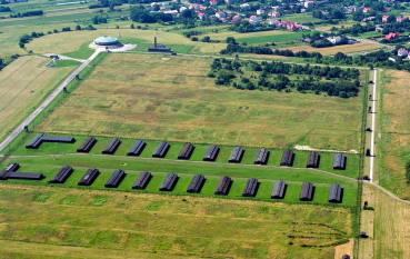 Widok z lotu ptaka byłego obozu koncentracyjnego na Majdanku, dwa rzędy baraków, Mauzoleum, Krematorium, d drugim planie miejska zabudowa