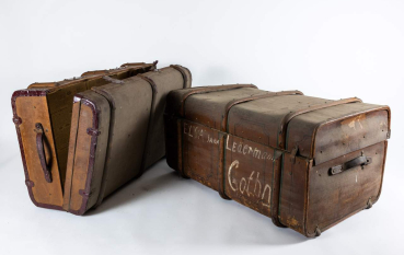 Dwie brązowe, duże walizki, jedna z białym odręcznym napisem: Elsa Ledermann Gothn