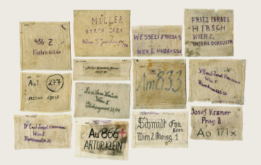 Trzynaście naszywek, którymi przybywający do obozu znakowali swój bagaż. 