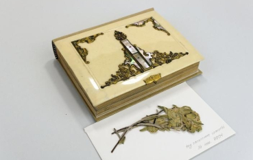 Modlitewnik z ozdobną oprawą i, znalezione w środku, trzy zasuszone szarotki