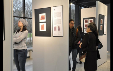 Panele wystawiennicze ze zdjęciami dokumentów, pośród nich zwiedzający