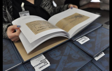 Kobieta z otwartym katalogiem wystawy