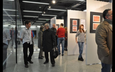 Grupa osób na wystawie 