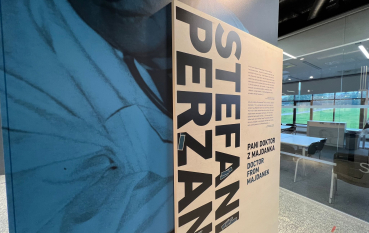 Zbliżenie na panel wystawy, napis Stefania Perzan(owska) Pani Doktor z Majdanka, Doctor from Majdanek 