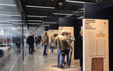 Grupa osób podczas zwiedzania wystawy na panelach w Centrum Obsługi Zwiedzających