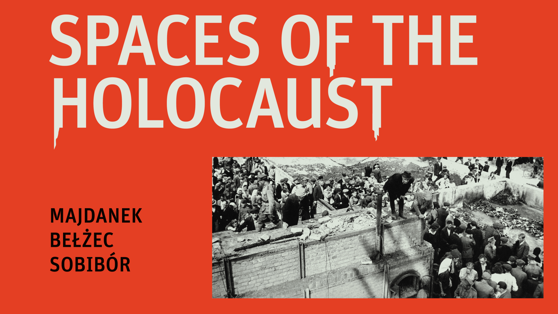 Grafika. Na czerwonym tle, na górze napis Spaces of the holocaust, poniżej z lewej napisy: Majdanek. Bełżec, Sobibór, po prawej czarno-białe zdjecie przedstawiające zabudowanie krematorium i tłum ludzi.