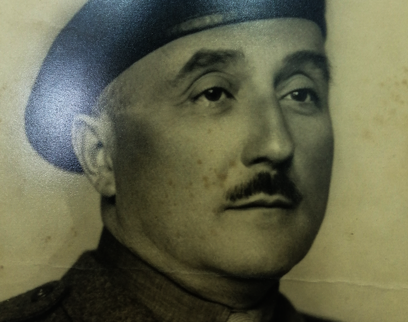 Portret mężczyzny w średnim wieku, o charakterystycznym wąsie ubranym w mundur wojskowy 