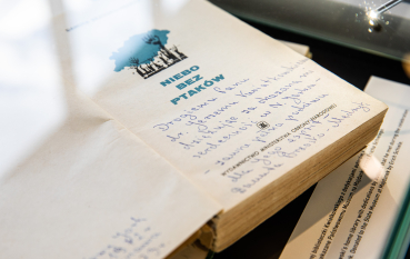 Otwarta książka Niebo bez ptaków z odręcznie napisaną dedykacją 