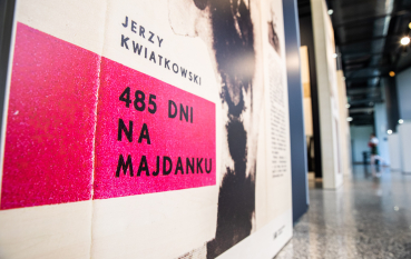 Fragment panelu wystawy z napisem: Jerzy Kwiatkowski, 485 dni na Majdanku