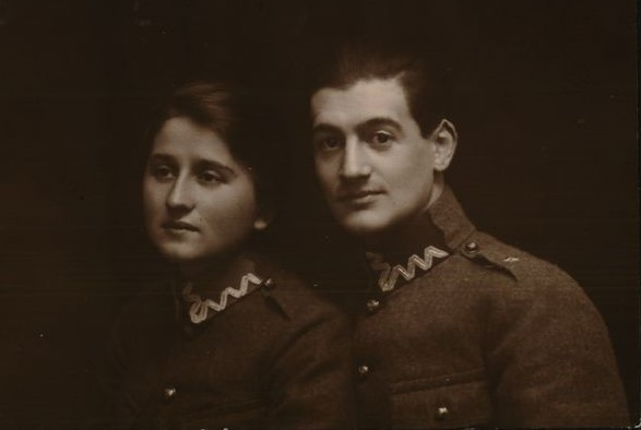 Portret w sepii, młoda kobieta i mężczyzna ubrani w mundur żołnierski.