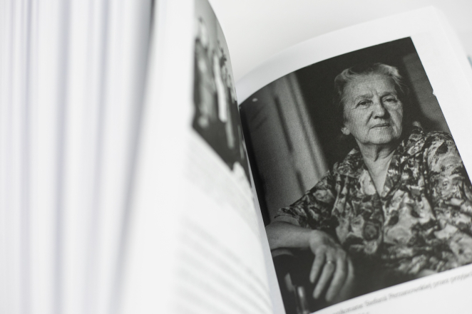 Otwarta książka, czarno-miały portret starszej kobiety w sukience w kwiaty 