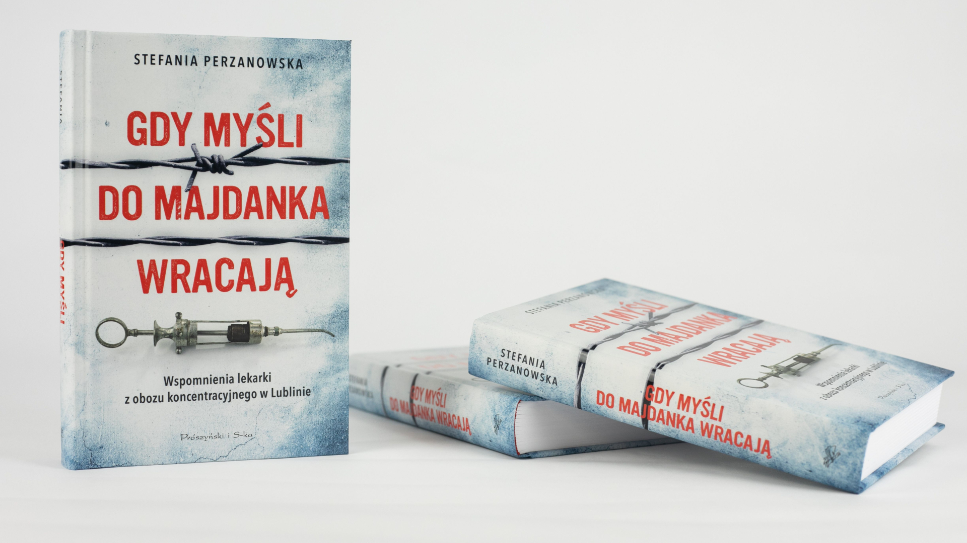 Na zdjęciu trzy egzemplarze książki Stefanii Perzanowskiej pt. Gdy myśli do Majdanka wracają