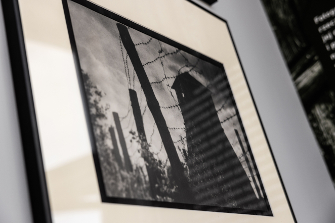 Czarno-białe zdjęcie w passe-partout i czarnej ramce