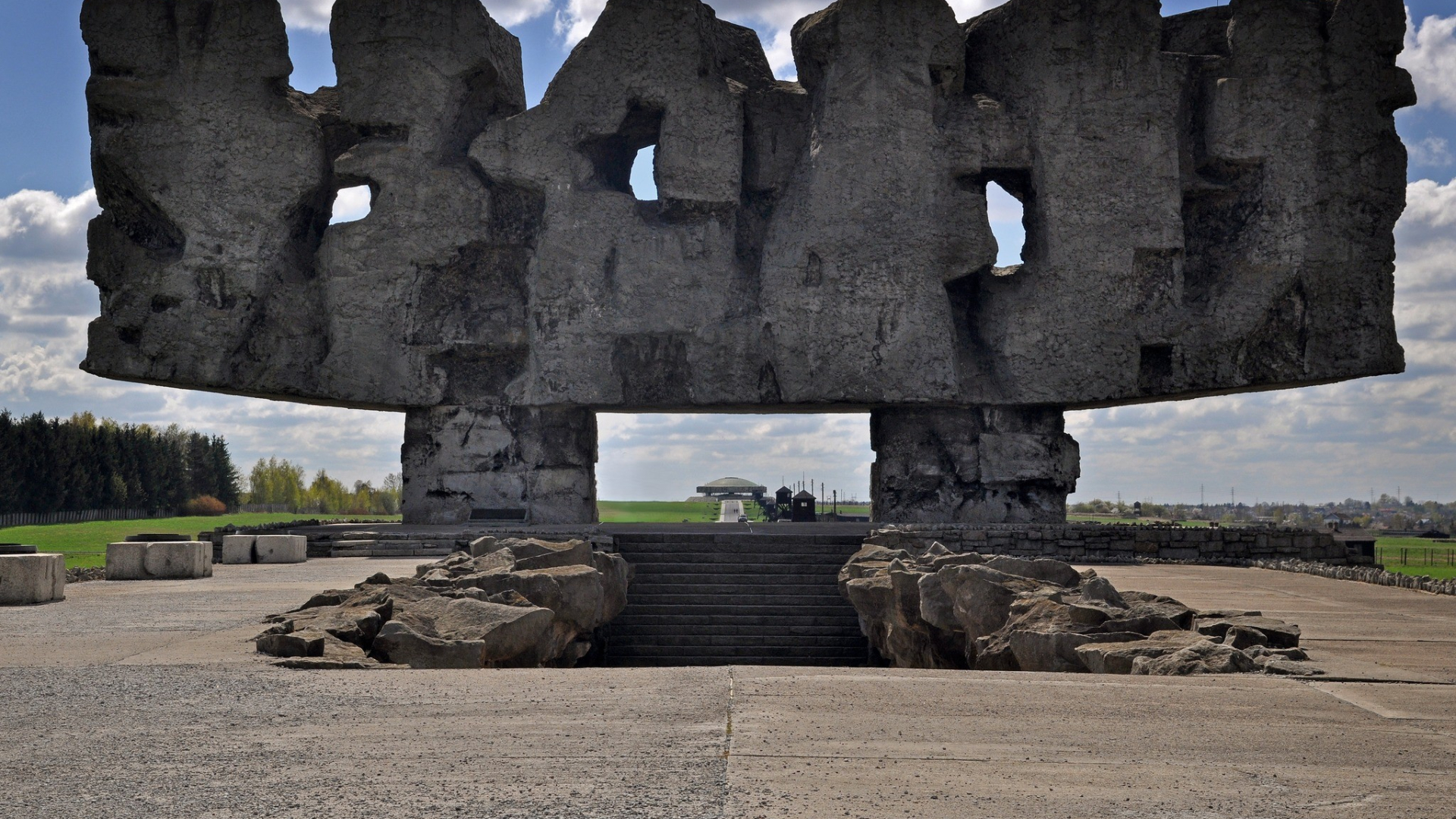 Pomnik-Brama - monumentalna, betonowa, abstrakcyjna forma w kształcie prostokąta wspartego na dwóch pylonach.