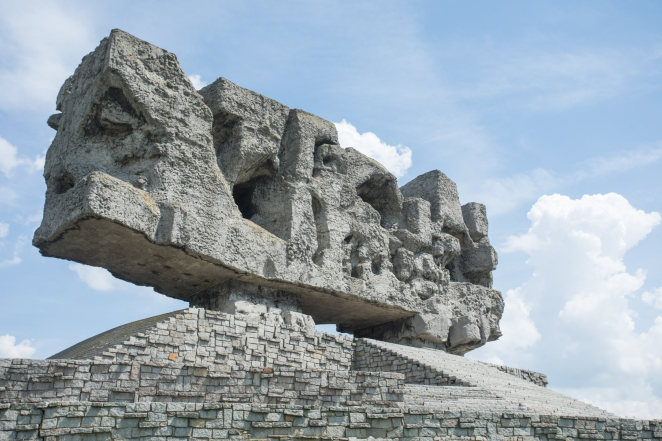 Pomnik- Brama widziany od dołu, betonowa, monumentalna abstrakcyjna forma. 