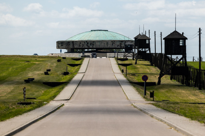 Pomnik-Mauzoleum ujęcie od strony Drogi Hołdu i Pamięci, po prawej stronie trzy wieże wartownicze. 