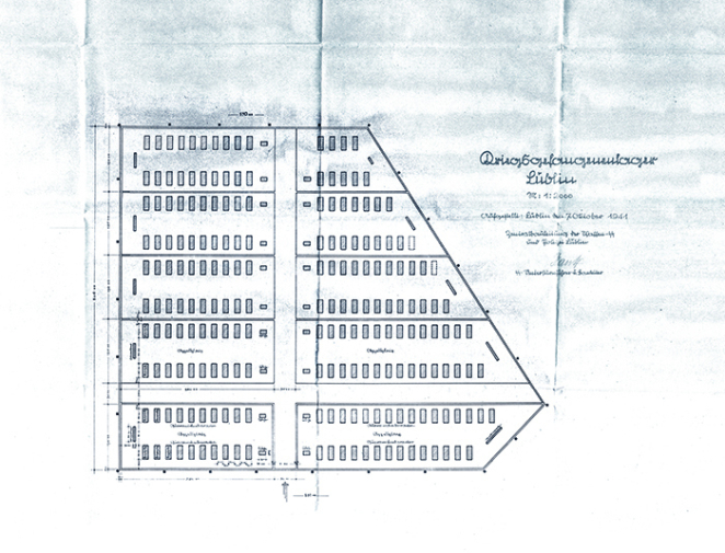 Rysunek, planu obozu koncentracyjnego w kształcie przypominającym trapez, 10 wyznaczonych pół z podwójnymi rzędami prostokątów, po lewo napis w języku niemieckim pisany odręcznie (nieczytelny)