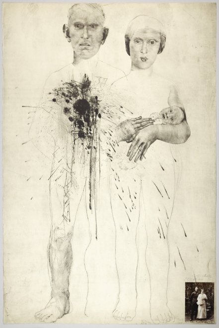 Portret pary z niemowlęciem, wyraźnie zaznaczone twarze osób, ciało wykonane za pomocą szkicu, na wysokości serca mężczyzny wiele rozmazanych czarnych plam  