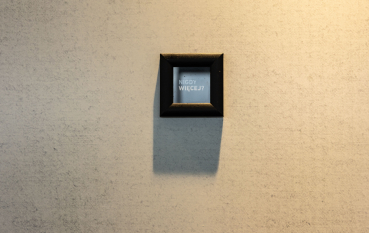 Malutka grafika z napisem Nigdy Więcej? oprawiona w ramę 