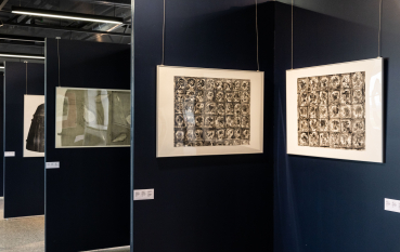 Panele wystawowe z zamieszczonymi na nich grafikami oprawionymi w metalowe ramki.