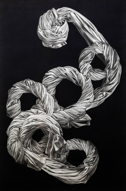 Poskręcany materiał układający się w wijącego się węża.