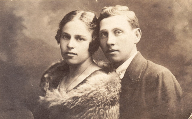 Zdjęcie sepia, młoda kobieta i mężczyzna, kobieta ubrana z jasną etolę, mężczyzna w garnitur , włosy jasne zaczesane na prawy bok. 