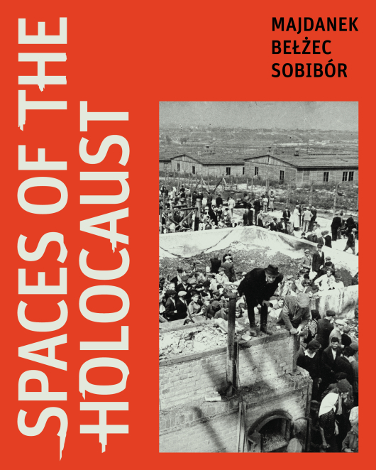 Grafika, na czerwonym tle, po lewej stronie napis Spaces of the Holocaust, na górze po prawej stronie czarnymi literami: Majdanek, Bełżec, Sobibór prawej stronie w prostokącie czarno-białe zdjęcie przedstawiające tłum ludzi i ceglane zabudowania