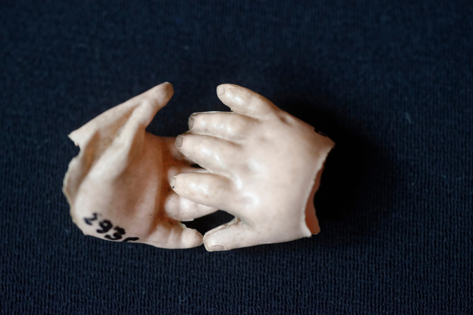 Plastikowe dłonie złączone ze sobą