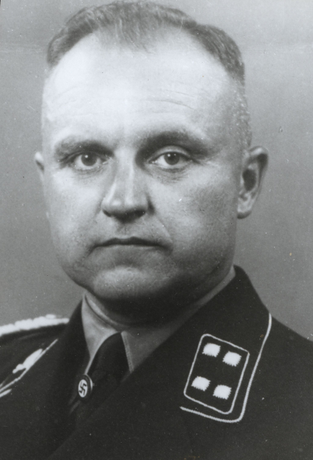 Zdjęcie mężczyzny w średnim wieku w mundurze