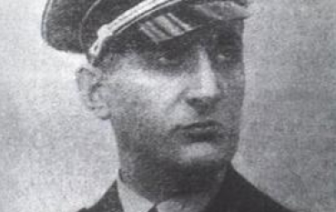 Zdjęcie mężczyzny w średnim wieku w mundurze i czapce z symbolami nazistowskimi