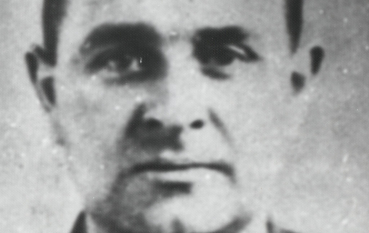 Zdjęcie mężczyzny w średnim wieku w mundurze