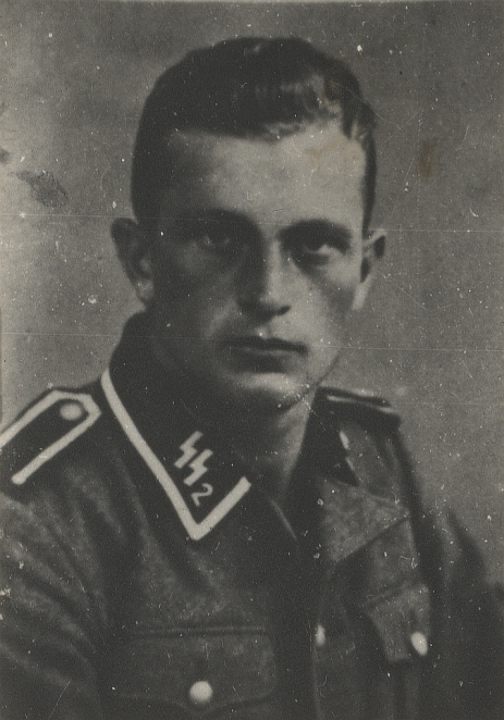 Zdjęcie mężczyzny w średnim wieku w mundurze