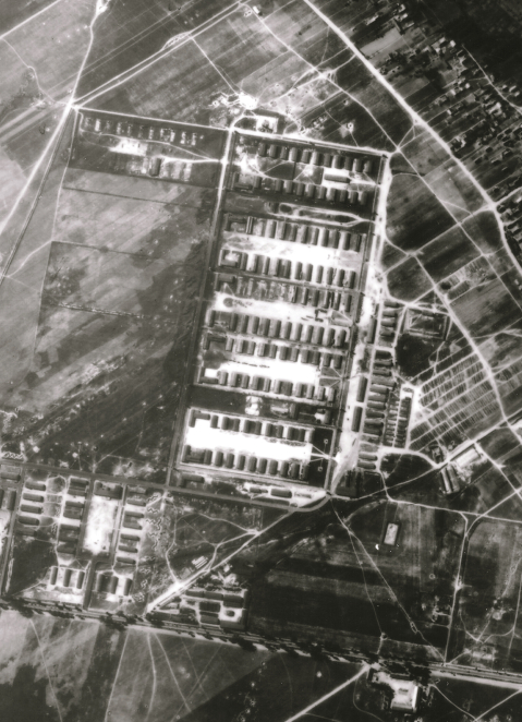 Zdjęcie lotnicze, teren obozu koncentracyjnego na Majdanku w 1944 r; rzędy baraków oraz plamy wydeptanej ziemi, dookoła pola uprawne 