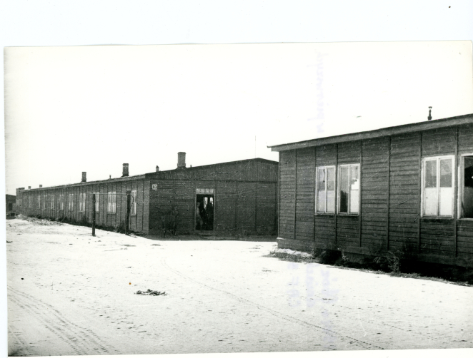 Dwa baraki z oknami.