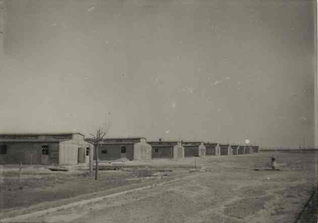 Po lewej stronie zdjęcia rząd baraków