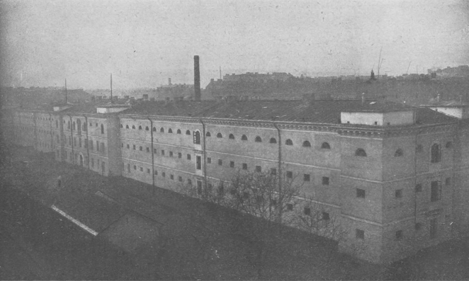 Murowany trzypiętrowy gmach z kominem pośrodku