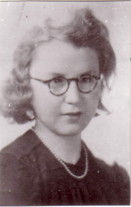 Młoda kobieta w okularach z kręconymi włosami.