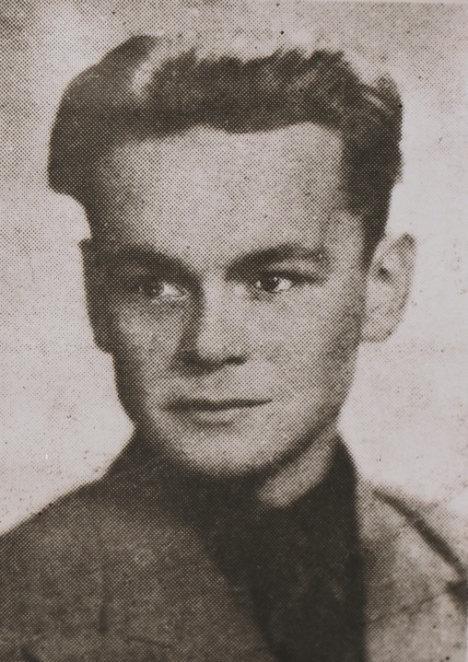 Młody mężczyzna o bujnych włosach ułożonych do tyłu.