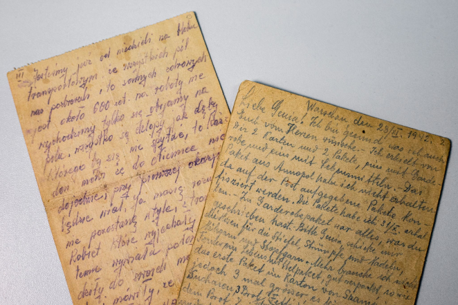 Dwa listy na pożółkłym papierze. 