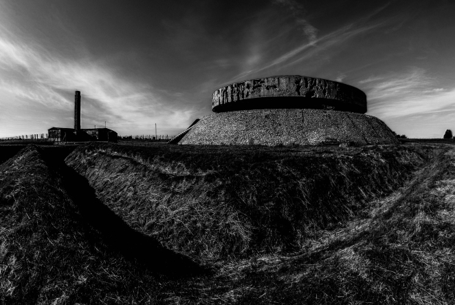 Czarno-białe zdjęcie, Rowy egzekucyjne, Pomnik Mauzoleum i Krematorium. 