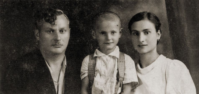 Portret trzyosobowej rodziny, mężczyzna z grzywką ułożoną w formie loków, ok 5 letni chłopiec oraz kobieta w białej bluzce ze stójką